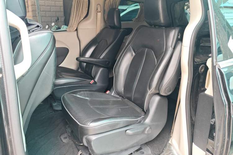 Used Chrysler Grand Voyager PHEV 2019 3.6L Plug-in Hybrid Left Rear Seat