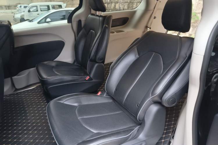 Used Chrysler Grand Voyager PHEV 2019 3.6L Plug-in Hybrid Left Rear Seat