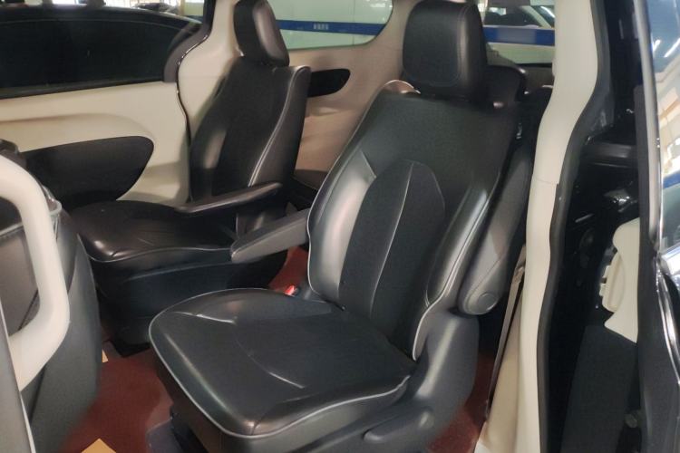 Used Chrysler Grand Voyager PHEV 2019 3.6L Plug-in Hybrid Left Rear Seat