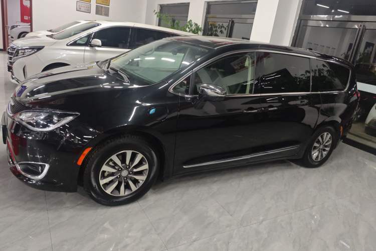 Used Chrysler Grand Voyager PHEV 2019 3.6L Plug-in Hybrid Left Side