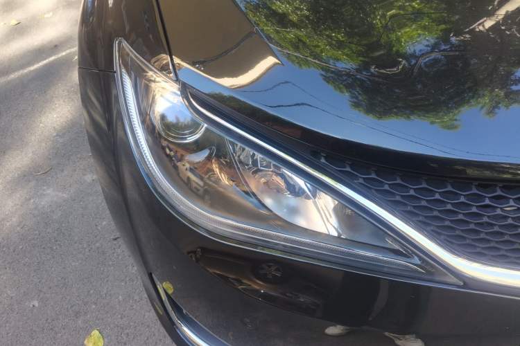Used Chrysler Grand Voyager PHEV 2019 3.6L Plug-in Hybrid Right Front Headlight