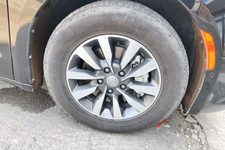 Used Chrysler Grand Voyager PHEV 2019 3.6L Plug-in Hybrid Right Front Wheel Hub