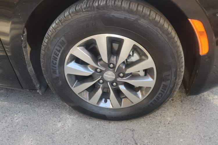 Used Chrysler Grand Voyager PHEV 2019 3.6L Plug-in Hybrid Right Front Wheel Hub