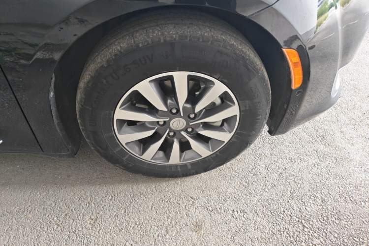 Used Chrysler Grand Voyager PHEV 2019 3.6L Plug-in Hybrid Right Front Wheel Hub