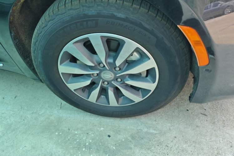 Used Chrysler Grand Voyager PHEV 2019 3.6L Plug-in Hybrid Right Front Wheel Hub