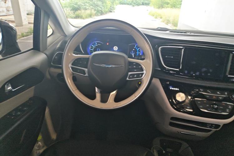 Used Chrysler Grand Voyager PHEV 2019 3.6L Plug-in Hybrid Steering Wheel