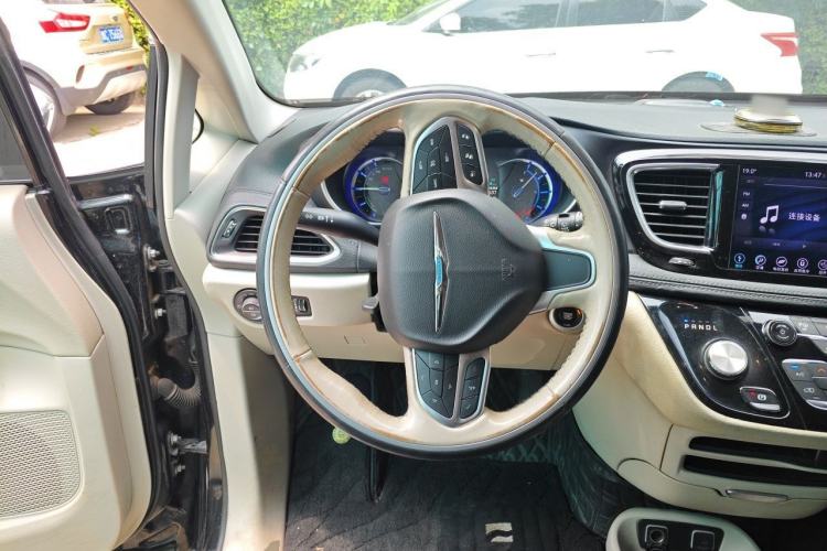 Used Chrysler Grand Voyager PHEV 2019 3.6L Plug-in Hybrid Steering Wheel