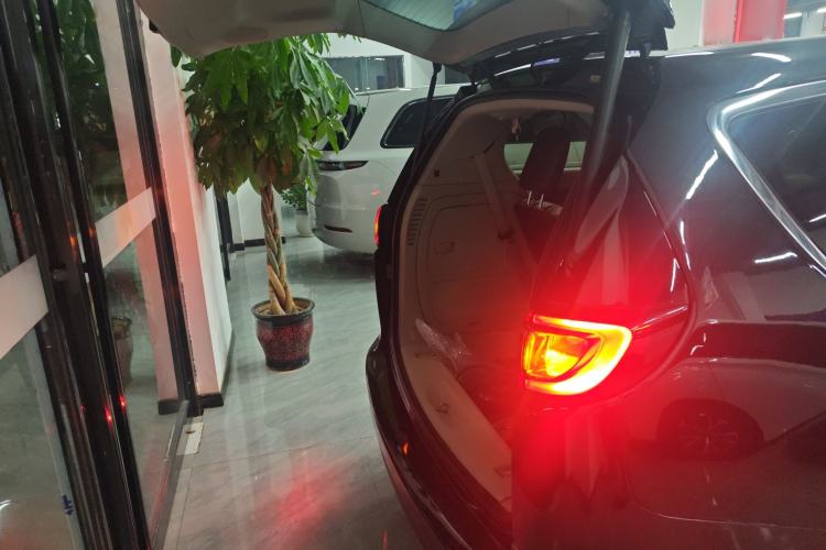 Used Chrysler Grand Voyager PHEV 2019 3.6L Plug-in Hybrid Trunk