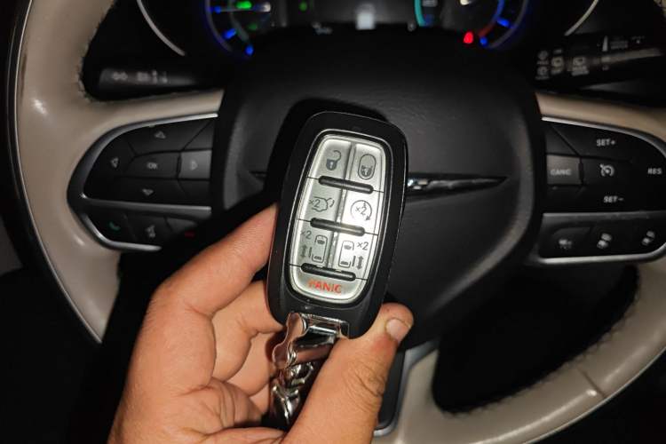 Used Chrysler Grand Voyager PHEV 2019 3.6L Plug-in Hybrid Vehicle Key