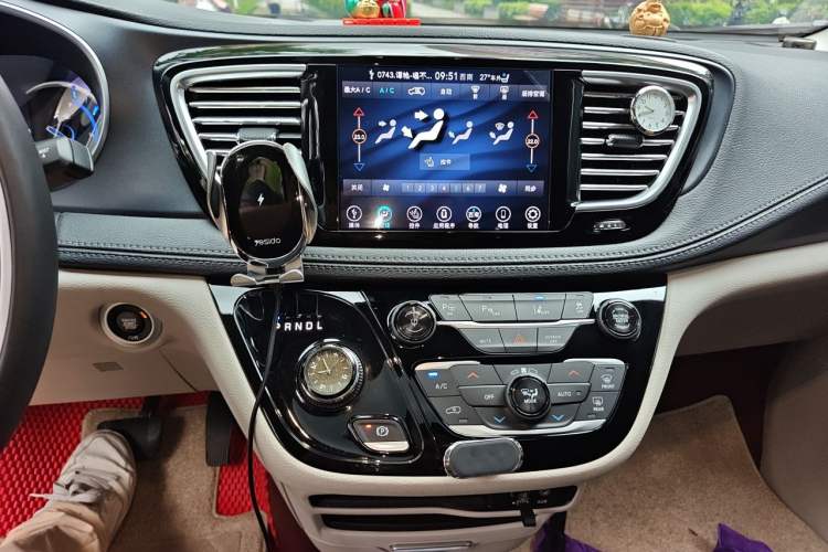 Used Chrysler Grand Voyager PHEV 2019 3.6L Plug-in Hybrid Audio And AC Panel