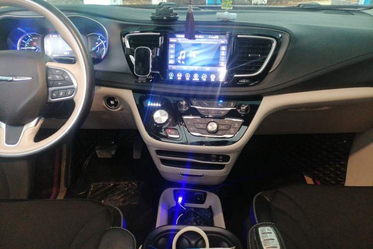 Used Chrysler Grand Voyager PHEV 2019 3.6L Plug-in Hybrid Audio And AC Panel