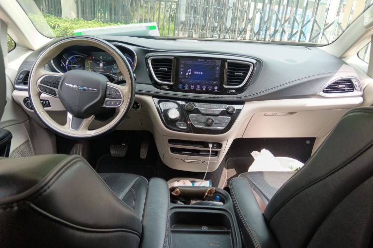 Used Chrysler Grand Voyager PHEV 2019 3.6L Plug-in Hybrid Center Console