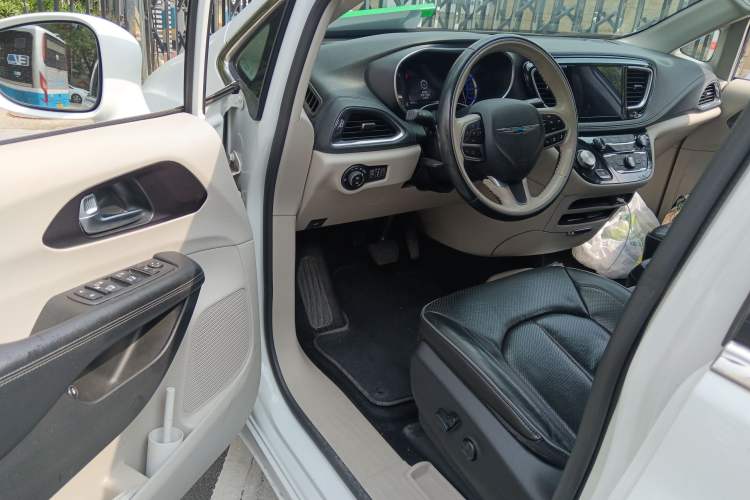 Used Chrysler Grand Voyager PHEV 2019 3.6L Plug-in Hybrid Driver Seat