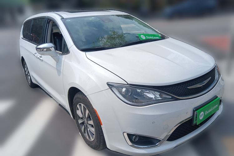 Used Chrysler Grand Voyager PHEV 2019 3.6L Plug-in Hybrid Front Right 45 Deg