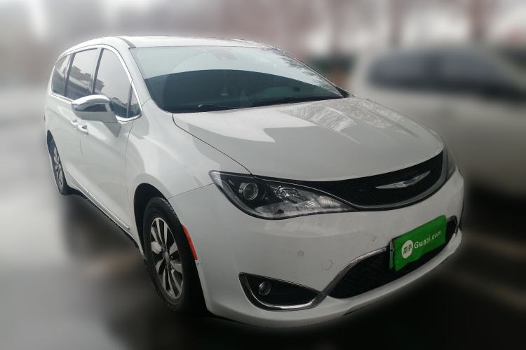 Used Chrysler Grand Voyager PHEV 2019 3.6L Plug-in Hybrid Front Right 45 Deg