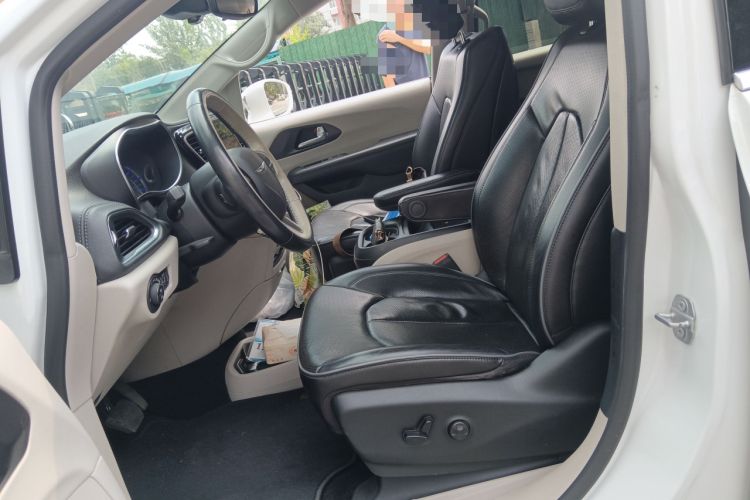 Used Chrysler Grand Voyager PHEV 2019 3.6L Plug-in Hybrid Left Front Seat