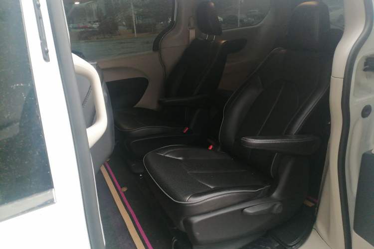 Used Chrysler Grand Voyager PHEV 2019 3.6L Plug-in Hybrid Left Rear Seat