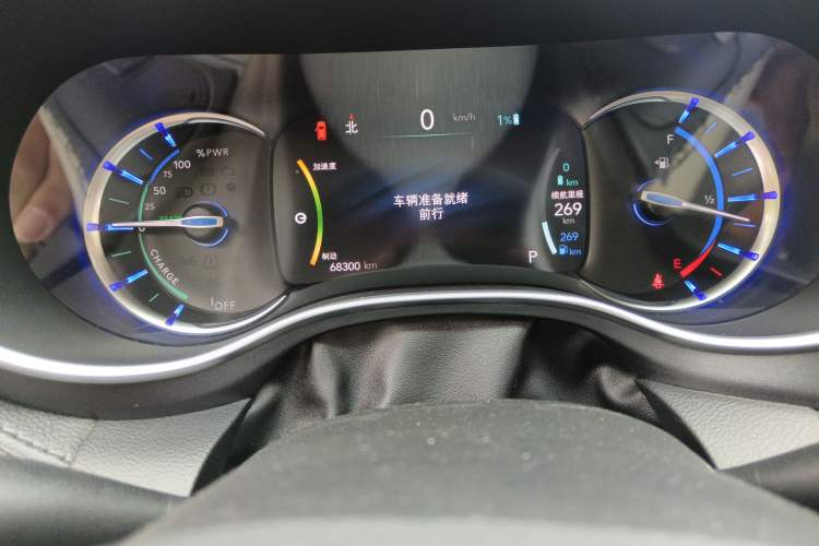 Used Chrysler Grand Voyager PHEV 2019 3.6L Plug-in Hybrid Odometer Close Up