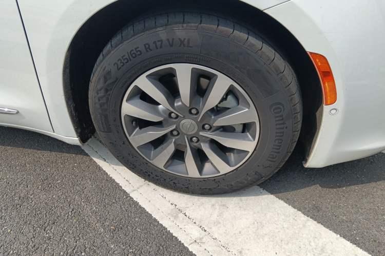 Used Chrysler Grand Voyager PHEV 2019 3.6L Plug-in Hybrid Right Front Wheel Hub