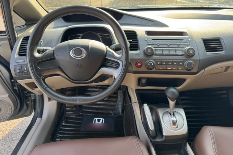 Used CIIMO 2012 1.8L Automatic Interior 4