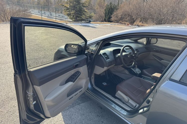 Used CIIMO 2012 1.8L Automatic Interior 5