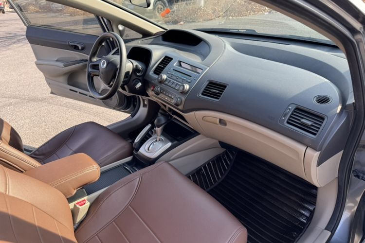 Used CIIMO 2012 1.8L Automatic Interior 6