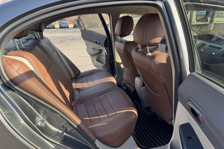 Used CIIMO 2012 1.8L Automatic Interior 7