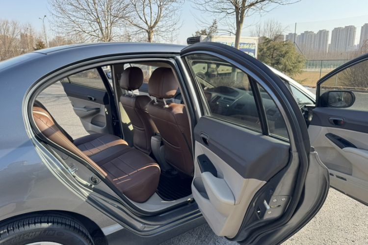 Used CIIMO 2012 1.8L Automatic Interior 8