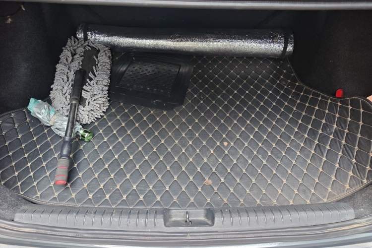 Used CIIMO 2012 1.8L Automatic Trunk