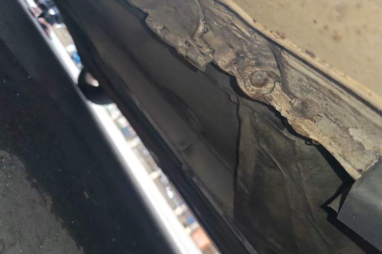 Used CIIMO 2012 1.8L Automatic Chassis Front Right