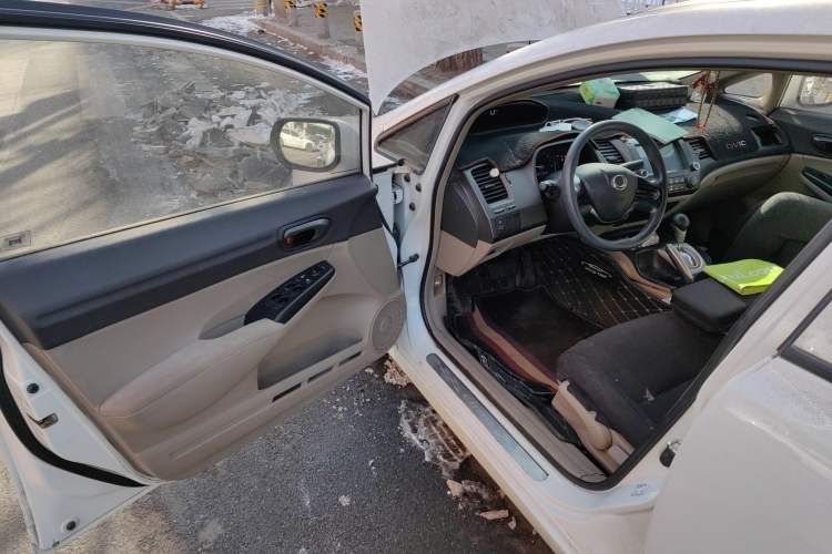 Used CIIMO 2012 1.8L Automatic Interior 3
