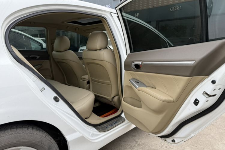 Used CIIMO 2012 1.8L Automatic Interior 3