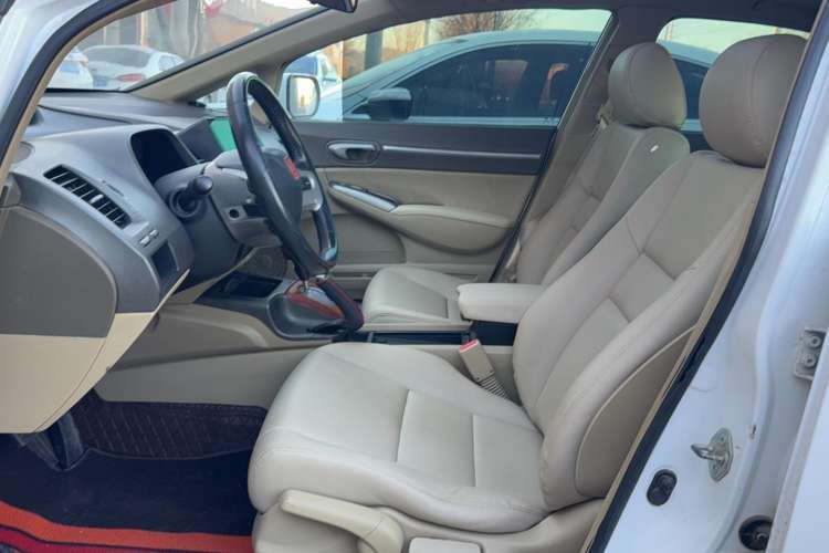 Used CIIMO 2012 1.8L Automatic Interior 4