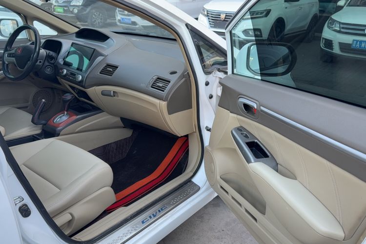 Used CIIMO 2012 1.8L Automatic Interior 6