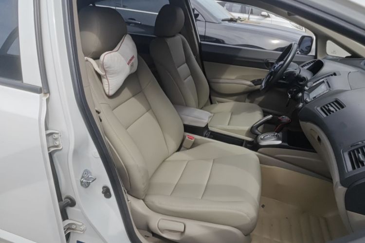 Used CIIMO 2012 1.8L Automatic Interior 9