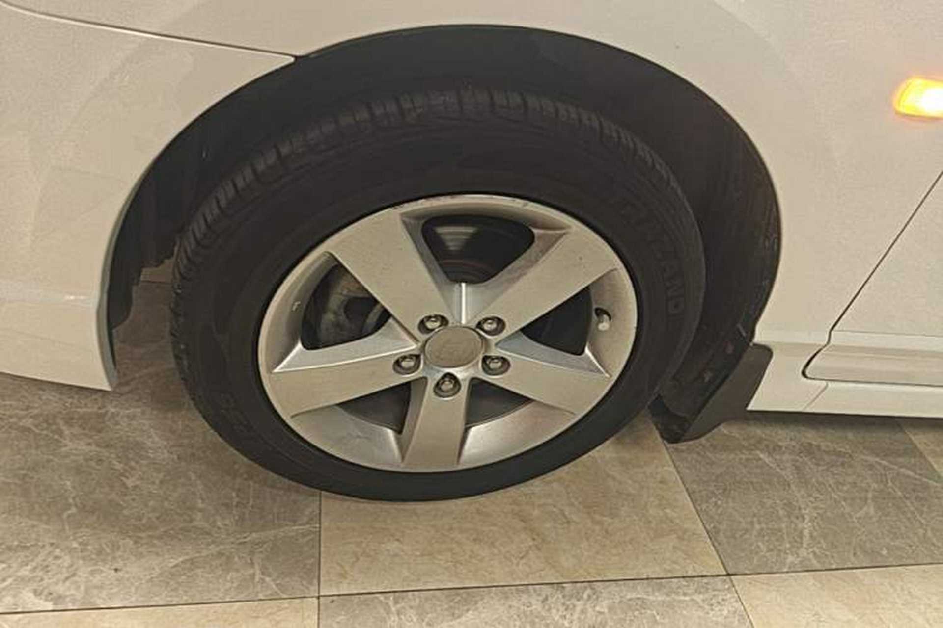 Used CIIMO 2012 1.8L Automatic Left Front Wheel Hub