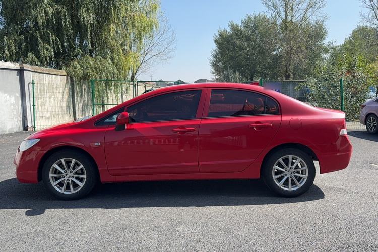Used CIIMO 2015 1.8L Automatic Luxury Edition Exterior 5