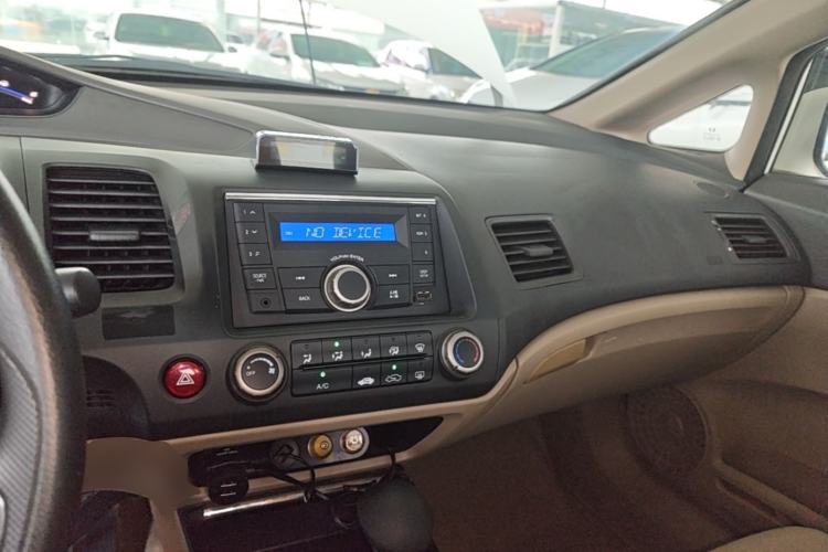 Used CIIMO 2015 1.8L Automatic Comfort Edition Center Console