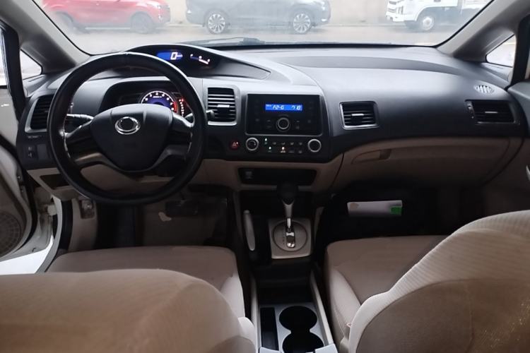 Used CIIMO 2015 1.8L Automatic Comfort Edition Center Console