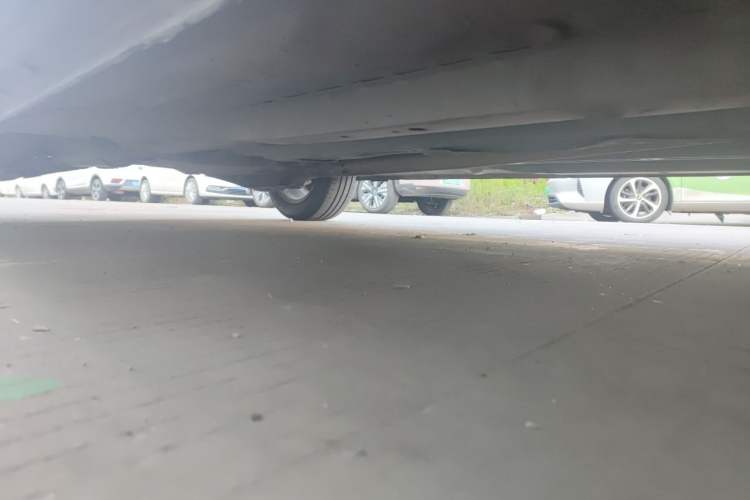 Used CIIMO 2015 1.8L Automatic Luxury Edition Chassis Front Right
