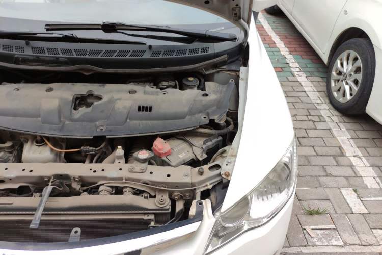 Used CIIMO 2015 1.8L Automatic Comfort Edition Engine Bay Left