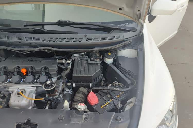 Used CIIMO 2015 1.8L Automatic Luxury Edition Engine Bay Left
