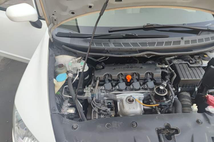 Used CIIMO 2015 1.8L Automatic Luxury Edition Engine Bay Right