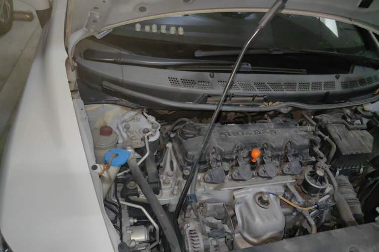 Used CIIMO 2015 1.8L Automatic Luxury Edition Engine Bay Right