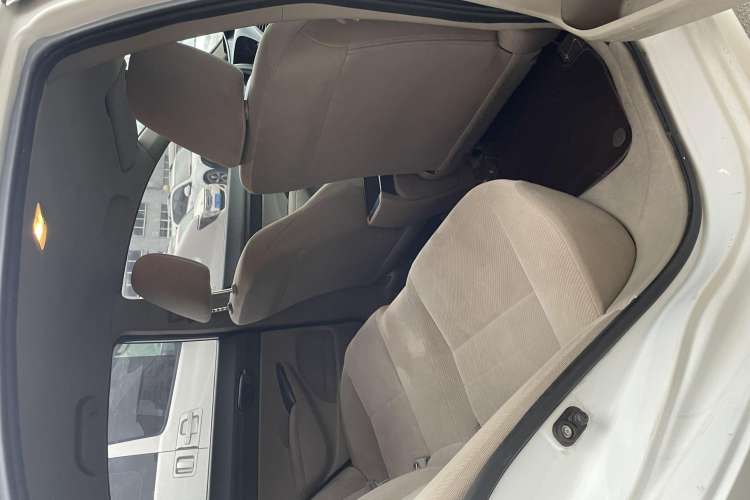 Used CIIMO 2015 1.8L Automatic Comfort Edition Interior 1