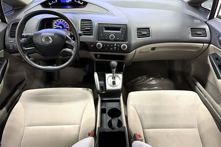 Used CIIMO 2015 1.8L Automatic Comfort Edition Interior 3