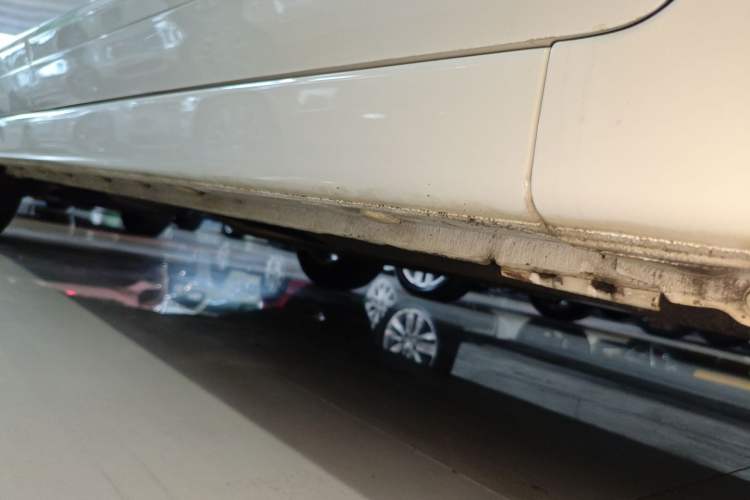 Used CIIMO 2015 1.8L Automatic Comfort Edition Right Side Sill