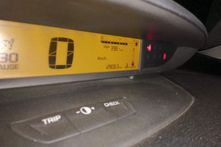 Used Citroen C-Quatre 2011 Hatchback 1.6L Manual Yueya Model Odometer Close Up