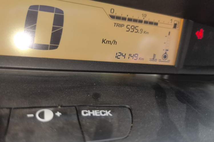 Used Citroen C-Quatre 2011 Hatchback 1.6L Automatic Yueya Model Odometer Close Up