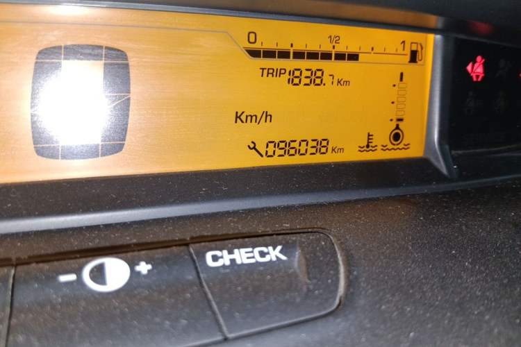 Used Citroen C-Quatre 2013 1.6L Manual Prestige CNG Model Odometer Close Up